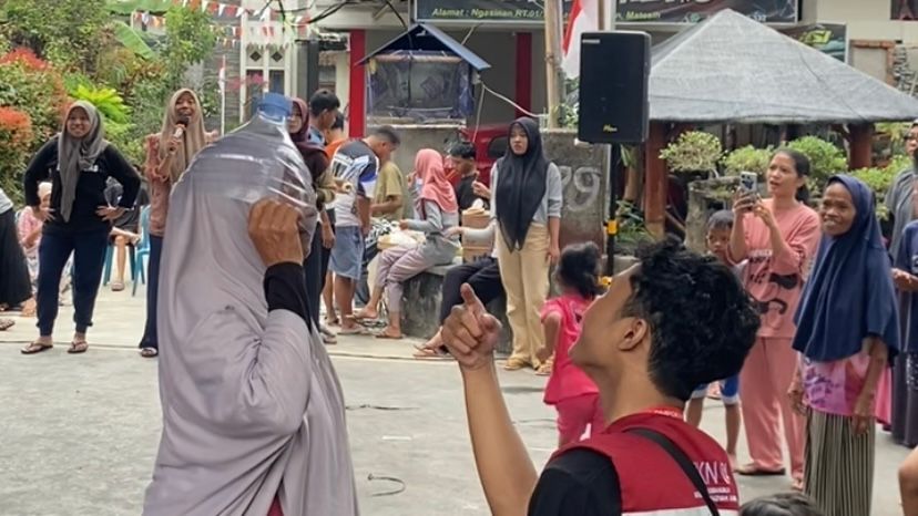 Semarak 17 Agustus: Ibu-Ibu Desa Karangbangun Lomba Seru Bersama Mahasiswa KKN 04 Karangbangun