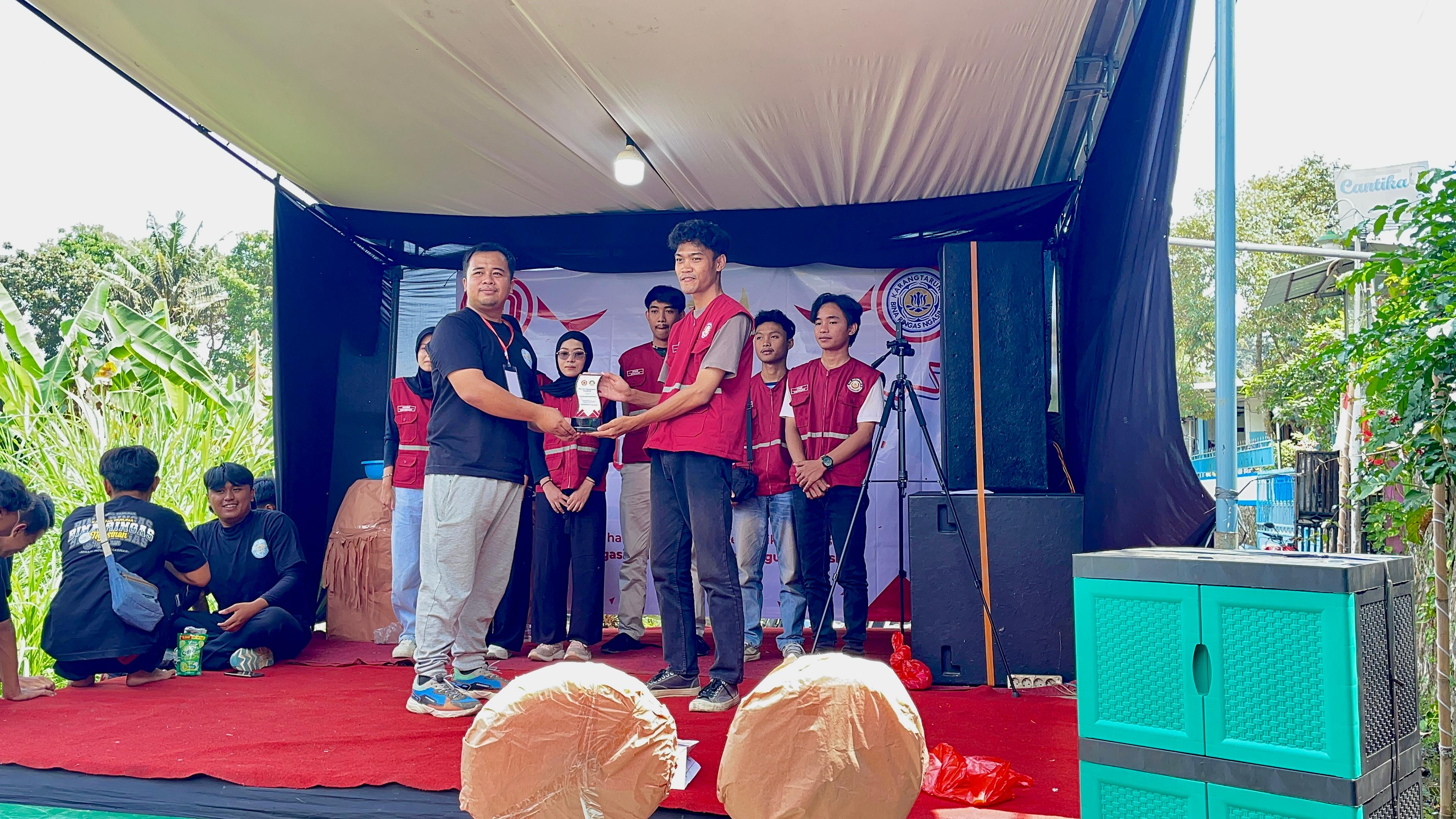 Mahasiswa KKN 04 Karangbangun Serahkan Kenang-Kenangan untuk Karangtaruna Binaringas